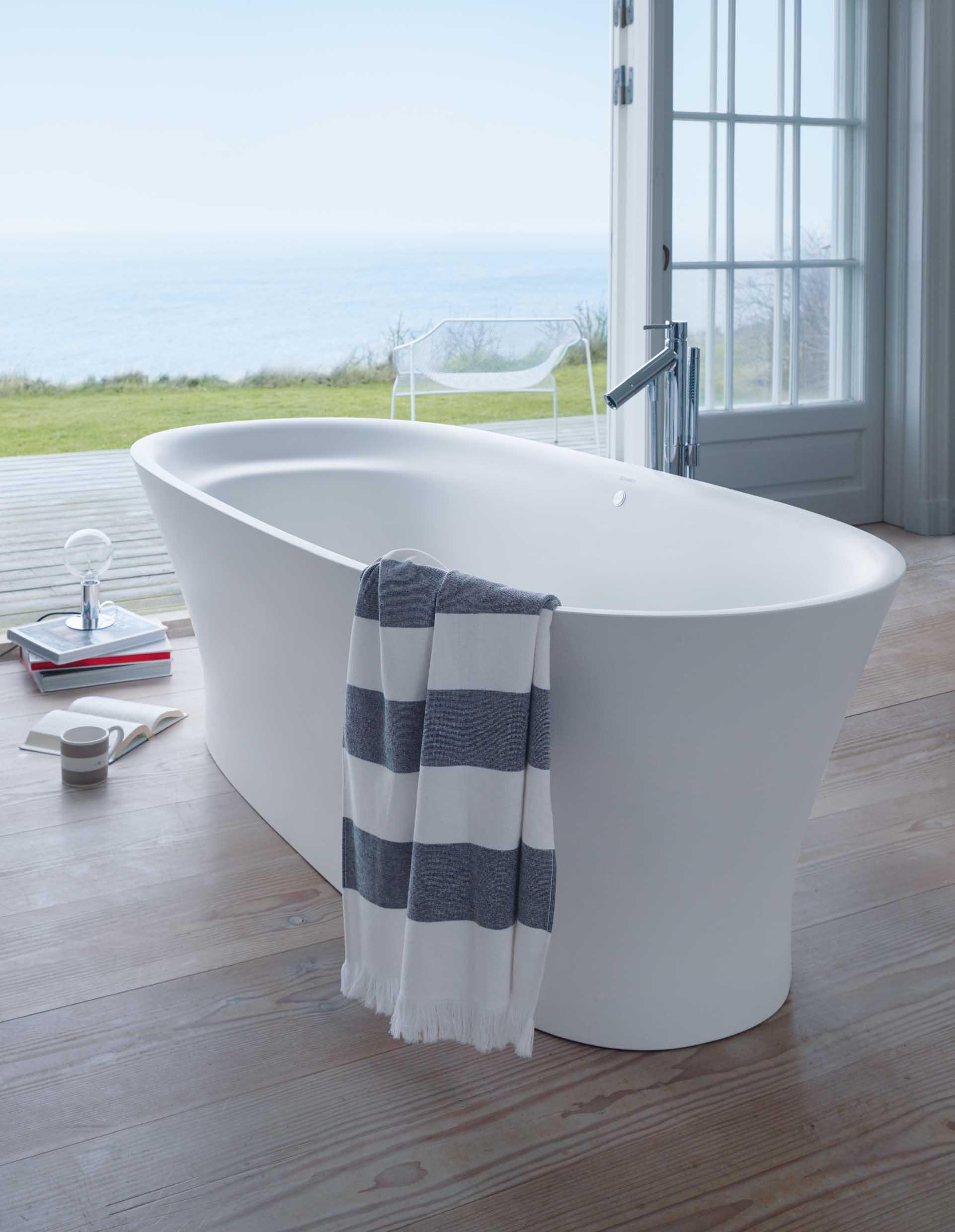 Spektakuläre Badewanne mit komfortablen Details